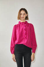 Freequent Raspberry FQSEA-BLOUSE pink skjortebluse på model med sorte bukser