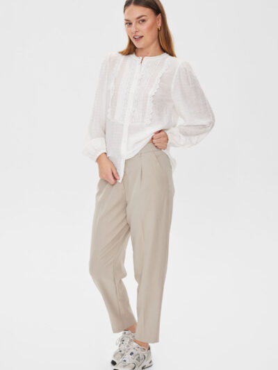 Freequent bukser Simply Taupe FQKITTY-PANT på model med hvid skjorte