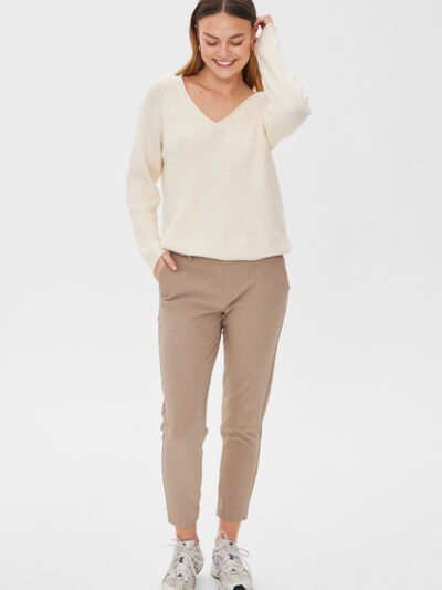 Freequent Taupe Gray FQRODEA-PANT bukser på model med hvid bluse