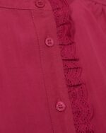 Freequent Raspberry FQSEA-BLOUSE pink skjortebluse closeup af knapper øverst foran med flæsekant