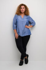 Kaffe Curve blå bluse KCnora Blouse Chambray Blue på model med sorte bukser