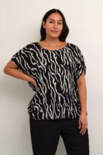 Kaffe Curve kortærmet t-shirt sort hvid print KCami Stanley Printed Black / Antique Zebra Print foran