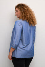 Kaffe Curve blå bluse KCnora Blouse Chambray Blue fra siden på model