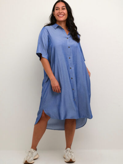 Kaffe Curve blå skjortekjole korte ærmer Chambray Blue KCnora Shirt Dress på model