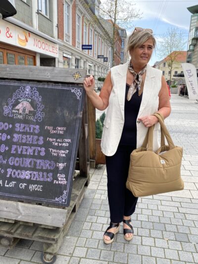 janni med beige vest