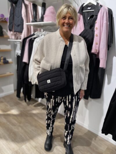 janni med sort skuldertaske MSCHSasja Icon Crossover Bag Black