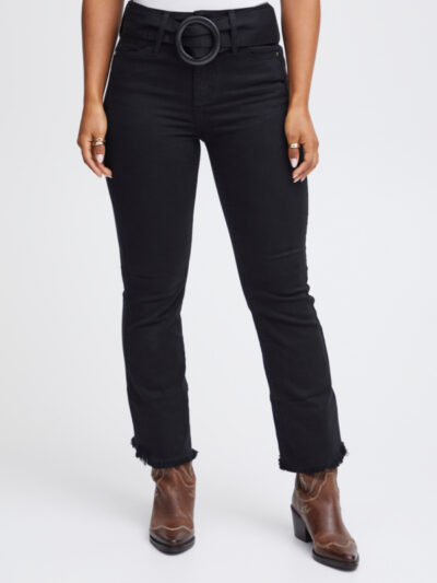 sorbet sorte jeans bælte med rund spænde stylet med støvler og hvid bluse SBANITA PANT Jet Black
