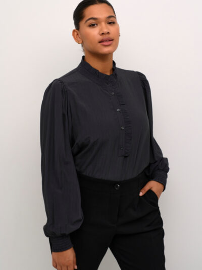 Kaffe Curve Black Oyster KCdorina Blouse sort skjorte krave med flæser