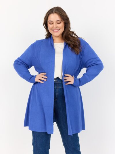 model foran med lang blå cardigan pause size åben front. Wasabi 6422 AMPARO BLUE CARDIGAN-K WA-SAMANDA 2