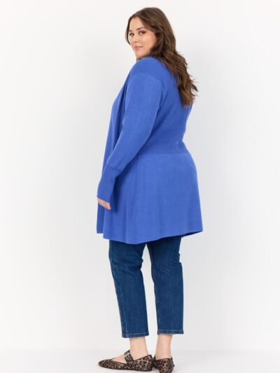 model fra siden med lang blå cardigan pause size åben front. Wasabi 6422 AMPARO BLUE CARDIGAN-K WA-SAMANDA 2
