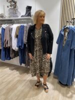 janni med sort jakke og lang leopard kjole. Wasabi Brown Dress WA-VANJA 2