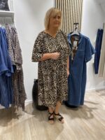 janni med lang leopard kjole. Wasabi Brown Dress WA-VANJA 2