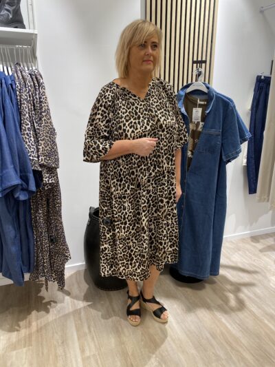 janni med lang leopard kjole. Wasabi Brown Dress WA-VANJA 2