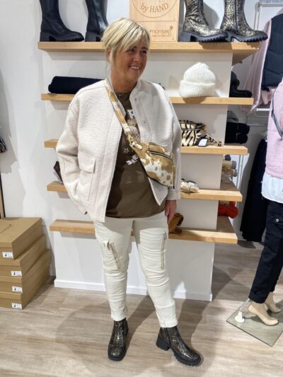 janni med hvid kort bomberjakke ONLY Carmakoma Moonbeam Jacket CARSANNE BOUCLE BOMBER OTW