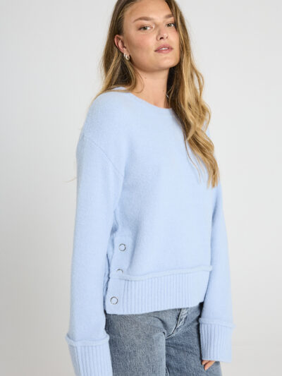 Blå strik med trykknapper i siderne. Freequent FQMULLE-PULLOVER Chambray Blue Melange