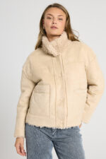 Modelbillede af ruskindssiden på vendbar beige jakke med ruskind og faux fur. Freequent FQBAMBI-JACKET Moonbeam