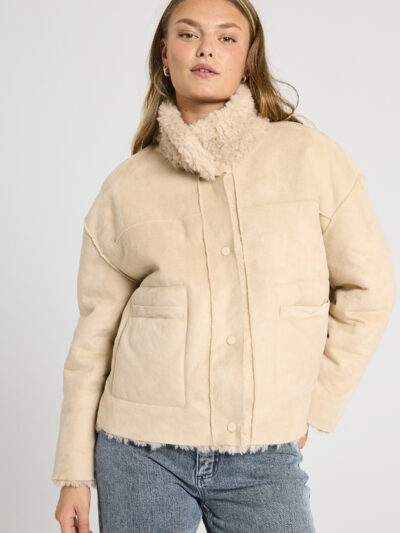 Modelbillede af ruskindssiden på vendbar beige jakke med ruskind og faux fur. Freequent FQBAMBI-JACKET Moonbeam