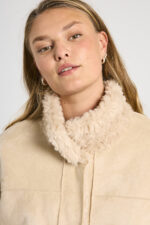 Modelbillede af ruskindssiden på vendbar beige jakke med ruskind og faux fur. Freequent FQBAMBI-JACKET Moonbeam