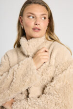 Modelbillede af faux fur siden på vendbar beige jakke med ruskind og faux fur. Freequent FQBAMBI-JACKET Moonbeam