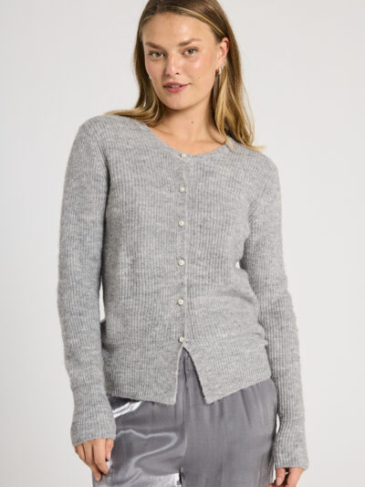 Grå cardigan med perleknapper vist på model. FQPEARL-CARDIGAN | Medium Grey mlg.