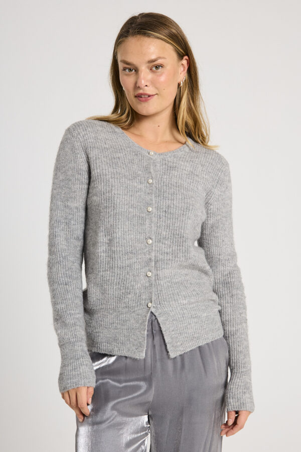 Grå cardigan med perleknapper vist på model. FQPEARL-CARDIGAN | Medium Grey mlg.