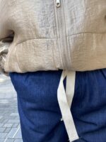 nærbillede af en kort jakke i guld. ONLY Carmakoma CARGRACE Bomber jacket