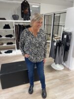 Janni i mønstret bluse Wasabi Blue Blouse WA-KAYLA 2