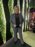 Janni i grå blazer fra ONLY Carmakoma CARGOLDTRASH-ELISE BLAZER Dark Grey Melange Med matchende grå bukser ONLY Carmakoma CARGOLDTRASH-ELISE PANT Dark Grey Melange