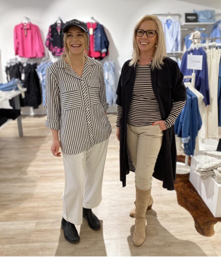 marie og lene i tøjbutikken by lene
