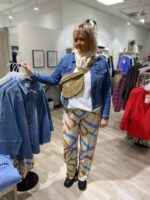 janni med mønstret bukser i flere farver. ONLY Carmakoma CARROWA Pants Pumice Stone Dancing Dune