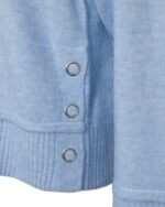 Closeup af Blå strik med trykknapper i siderne. Freequent FQMULLE-PULLOVER Chambray Blue Melange