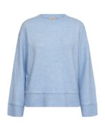 Fronten af Blå strik med trykknapper i siderne. Freequent FQMULLE-PULLOVER Chambray Blue Melange