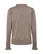 Beige strik med høj hals og flæsedetaljer på hals og ærmekanter samt similisten på ærmerne. Freequent FQKATIE-PULLOVER Simply Taupe Mel.