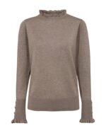 Beige strik med høj hals og flæsedetaljer på hals og ærmekanter samt similisten på ærmerne. Freequent FQKATIE-PULLOVER Simply Taupe Mel.