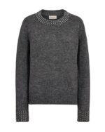 Fronten af Grå strik med perler ved den runde halsudskøring og ærmekanterne FQKATIE-PULLOVER Dark Grey Melange