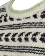 Closeup af sort hvid mønstret strik med smal grønt kant. Freequent FQLOUISA-PULLOVER Star Off-white w. Black