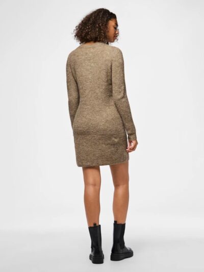 bagpå model med kort brun strikkjole lange ærmer. PIECES PCELLEN LS O-NECK Knit Dress fossil