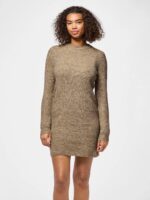 foran på model med kort brun strikkjole lange ærmer. PIECES PCELLEN LS O-NECK Knit Dress fossil