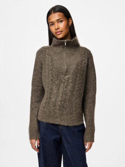 model med Brun strik med høj hals og halv lynlås lukning. PIECES PCKAMILLA LS HALF ZIP KNIT Morel