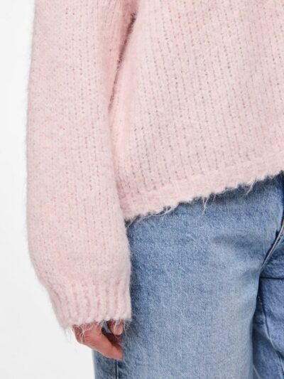 closeup lyserød strik med løs pasform og fluffy tekstur. PIECES PCOLLI LS O-NECK KNIT Pink-A-Boo