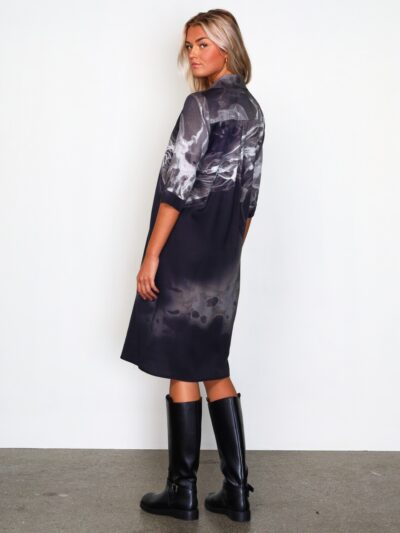 model fra siden med tunika kjole med 2/4 ærmer og længde til knæet NÜ Xoey Tunic Dress Black mix