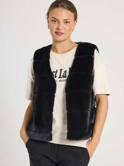 model med blød sort vest i faux fur med v-hals. Freequent FQFOXY-WAISTCOAT Black