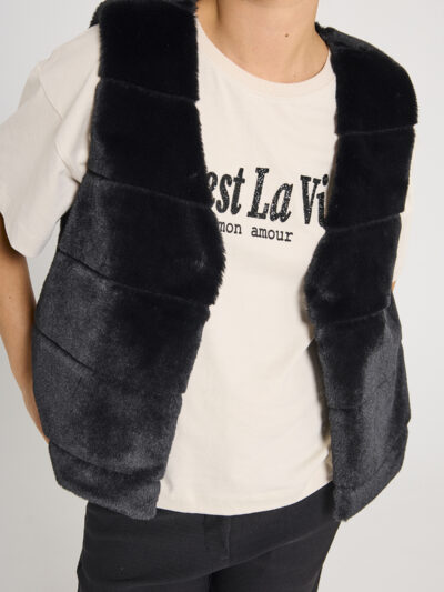 model med blød sort vest i faux fur med v-hals. Freequent FQFOXY-WAISTCOAT Black