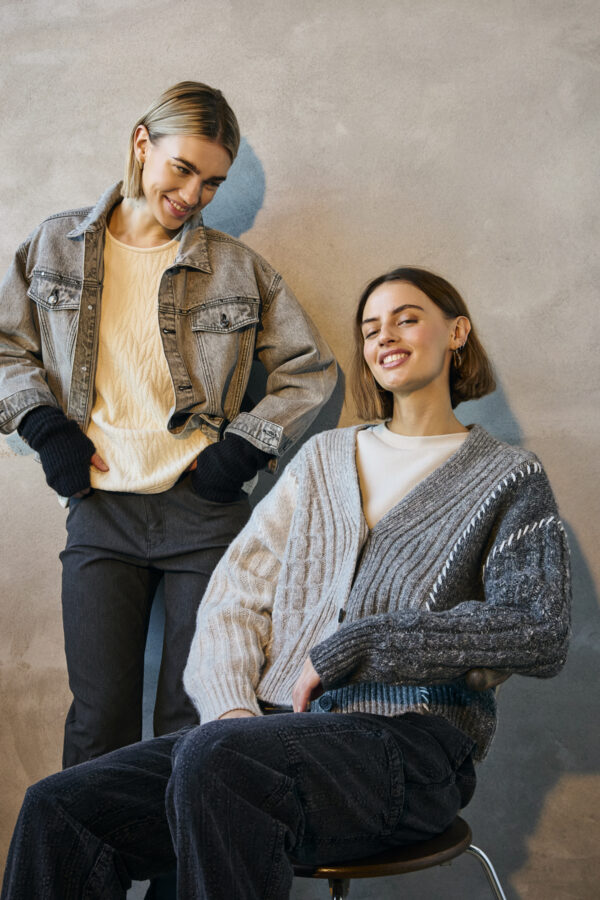 model med grå cardigan i forskellige nuancer med tre knapper foran Freequent FQHELEN-CARDIGAN Grey