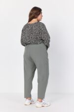 bukser i støvet grøn med justerbar talje. Wasabi WA-ERICA 3 MISTY