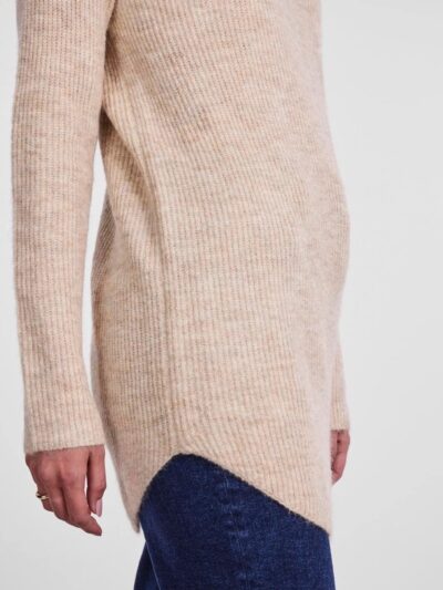 siden af lang beige strik med rullekrave og buet kant forneden. PIECES PCELLEN LS LONG KNIT White Pepper