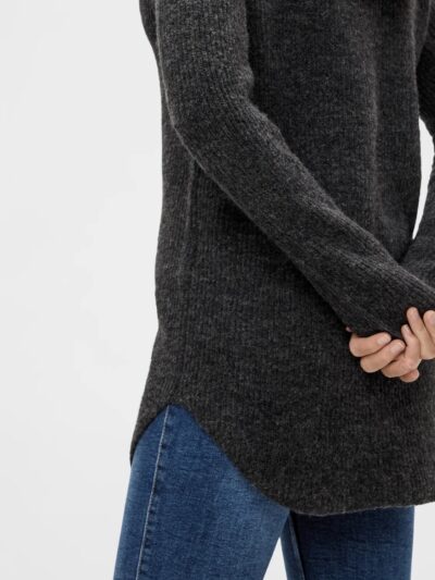 siden af lang mørkegrå strik med rullekrave og buet kant forneden. PIECES PCELLEN LS LONG KNIT Dark Grey