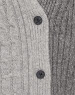 closeup af grå cardigan i forskellige nuancer med tre knapper foran Freequent FQHELEN-CARDIGAN Grey