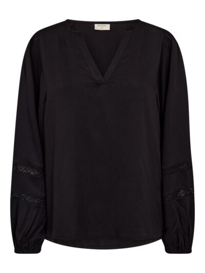 fronten af ryggen af sort bluse med elegante detaljer på ærmerne. Freequent FQMAZE-BLOUSE Black