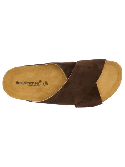 billede oppefra af brun sandal med krydsende remme i ruskind. Tim & Simonsen Annet Nature Marron